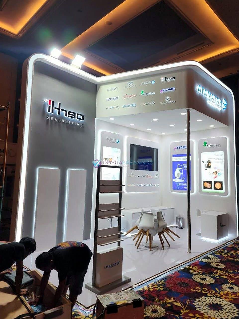 Instalasi booth di lokasi event